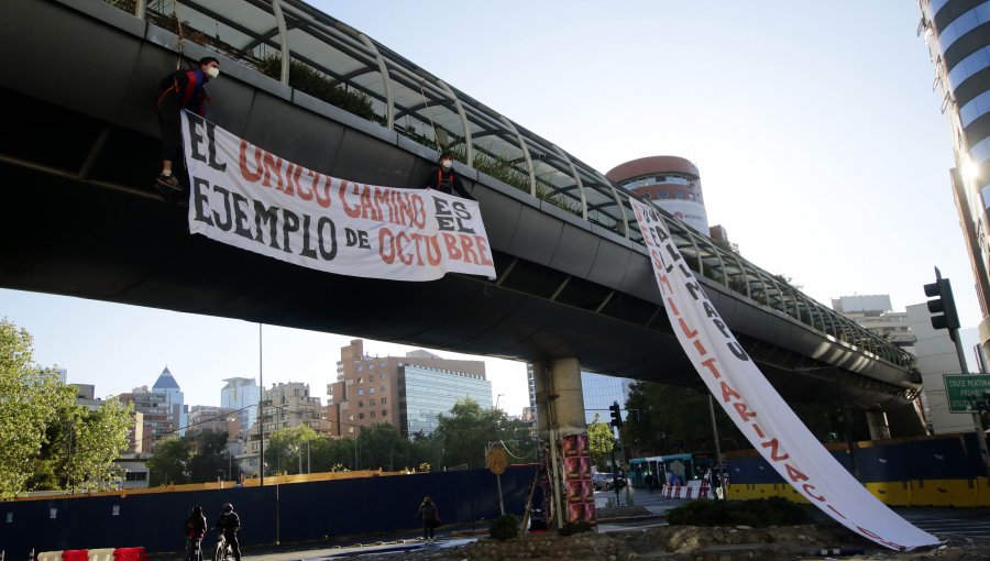 Estudiantes secundarios se cuelgan en pasarela del Mall Costanera Center para manifestarse