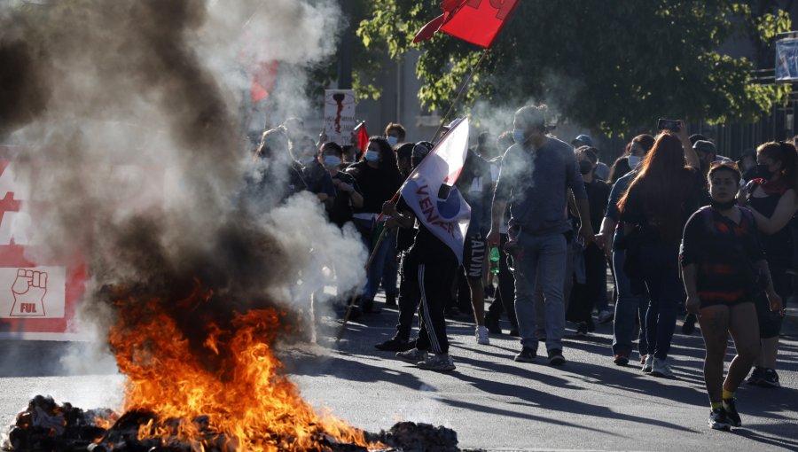 Tras marcha por los dos años del estallido social: Enfrentamientos entre manifestantes y Carabineros en cercanías del Congreso en Valparaíso