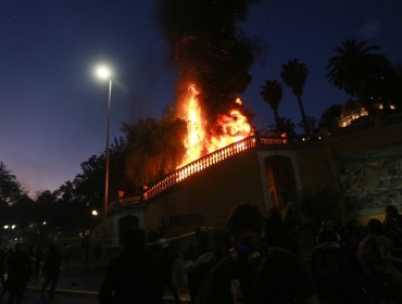 Desconocidos prendieron fuego en escalinatas del Cerro Santa Lucía en Santiago