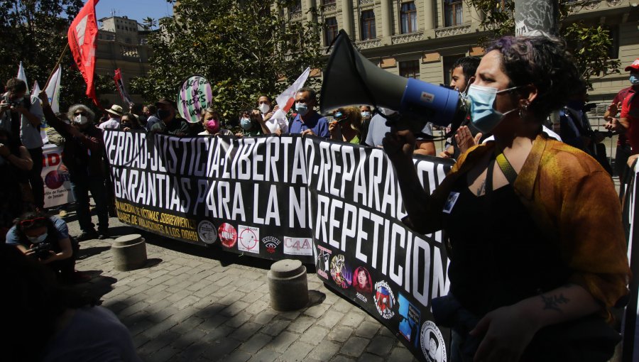 Manifestantes intentaron ingresar a la fuerza a la sede de la Convención Constitucional