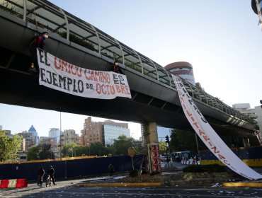 Estudiantes secundarios se cuelgan en pasarela del Mall Costanera Center para manifestarse