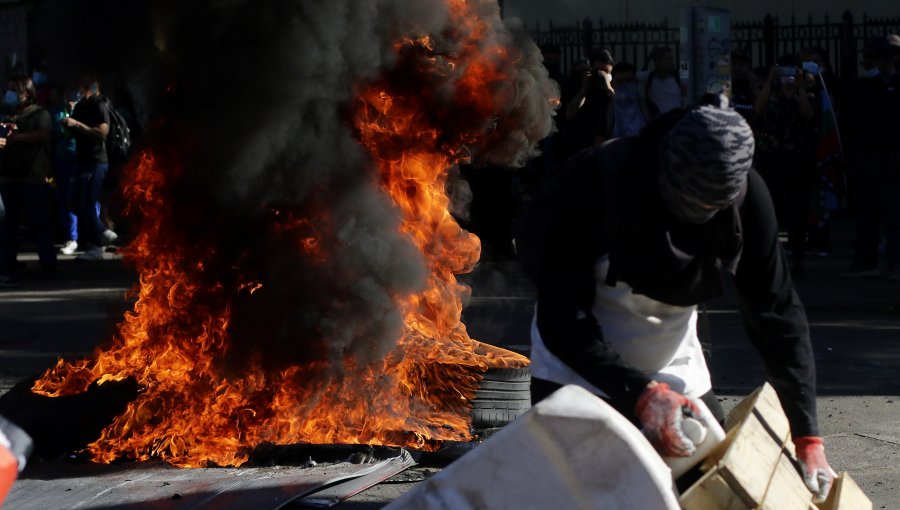 Barricadas, enfrentamientos y desvíos de tránsito se registran en inmediaciones de plaza Baquedano en segundo aniversario del 18-O