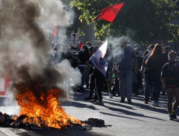 Tras marcha por los dos años del estallido social: Enfrentamientos entre manifestantes y Carabineros en cercanías del Congreso en Valparaíso