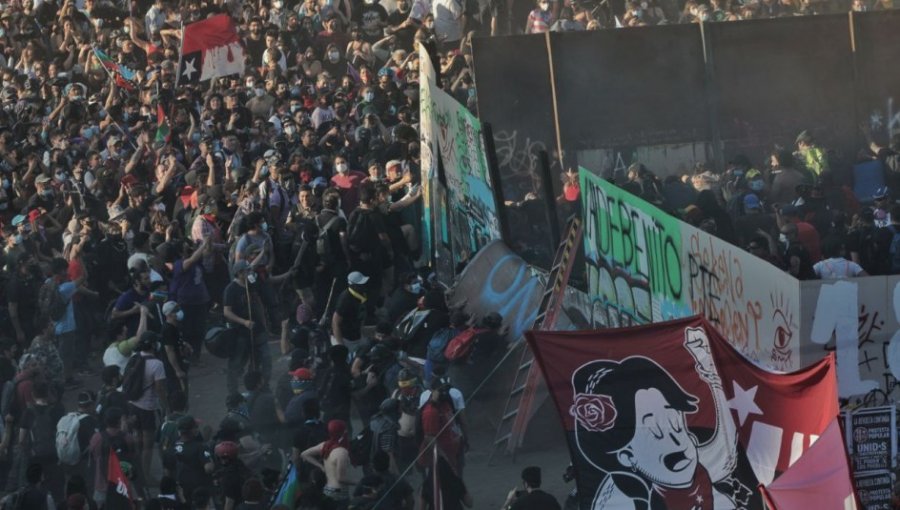 Manifestantes derribaron parte del muro perimetral que protegía la estatua del general Baquedano