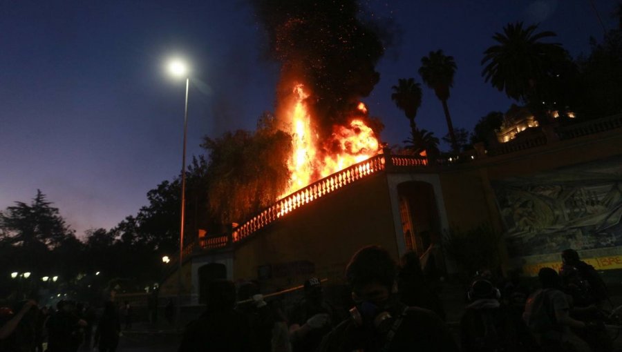 Desconocidos prendieron fuego en escalinatas del Cerro Santa Lucía en Santiago