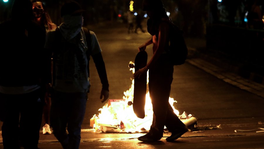 Al menos 30 detenidos y cinco carabineros heridos a nivel nacional por desmanes en el marco del aniversario del estallido social