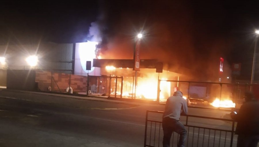Incendio consume supermercado en San Felipe: minutos antes fue saqueado