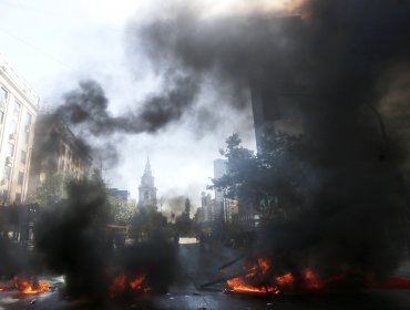 Galería de imágenes: revisa los serios desórdenes en Santiago a dos años del estallido social