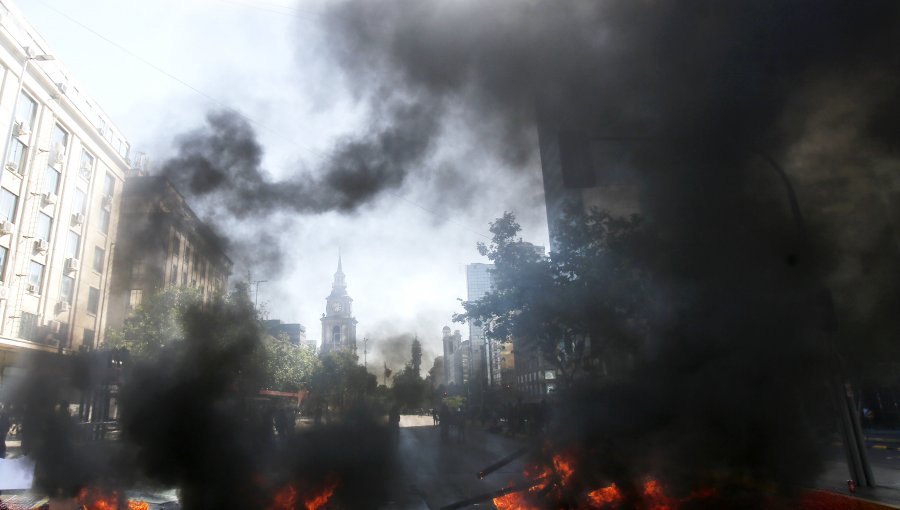 Galería de imágenes: revisa los serios desórdenes en Santiago a dos años del estallido social