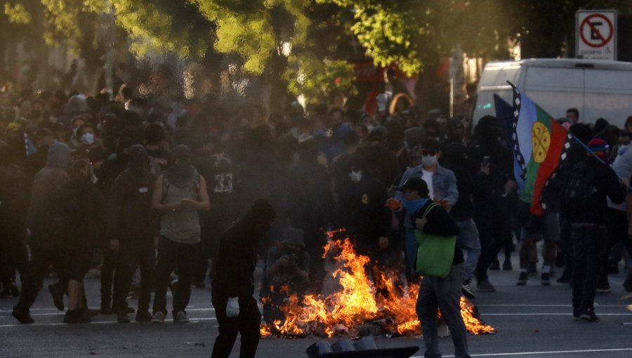 Revisa imágenes de los disturbios en Valparaíso por la conmemoración de los dos años del estallido social