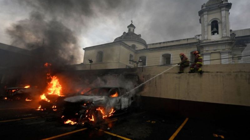 Marcha de exmilitares en Guatemala termina con fuertes disturbios y manifestantes irrumpiendo en el Congreso