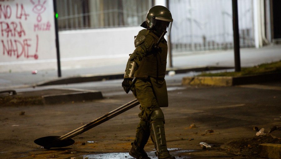 Carabineros entregó balance del 18-O: Dos personas fallecidas, 450 detenidos y 35 saqueos a nivel país