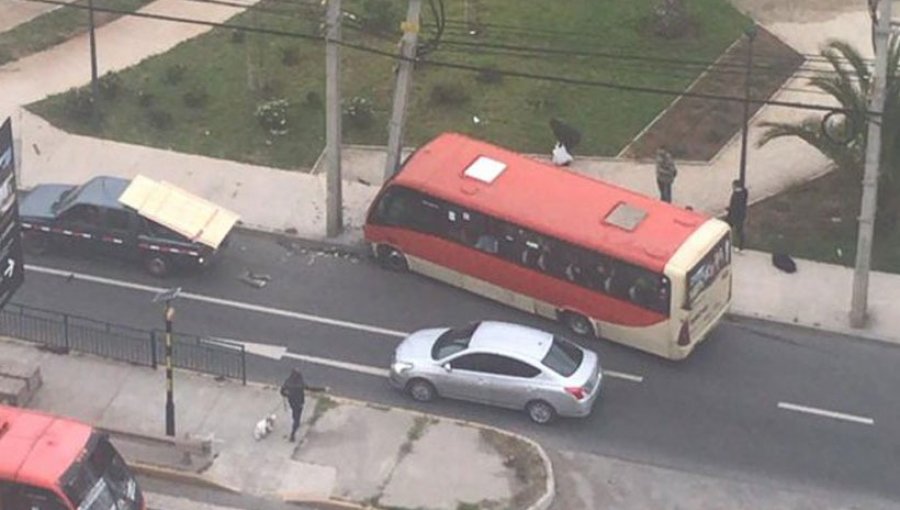 15 pasajeros lesionados tras choque de micro con poste de luz en Viña del Mar: Algunos perdieron piezas dentales