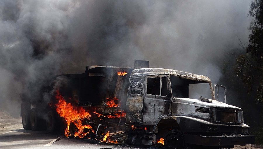 Dos camiones completamente quemados y un conductor lesionado deja nuevo ataque incendiario en Tirúa