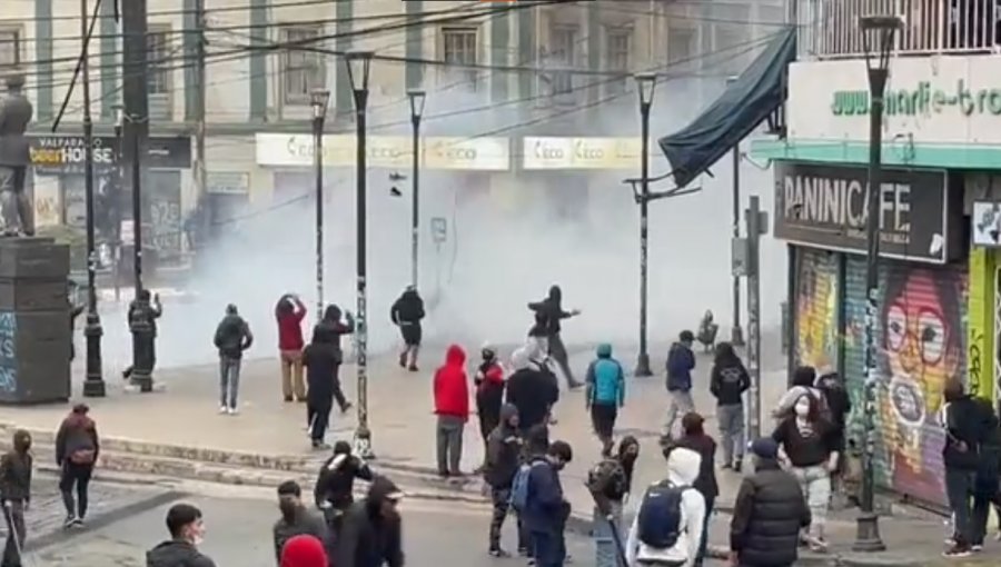 Barricadas y enfrentamientos se registran por segundo día consecutivo en la plaza Aníbal Pinto de Valparaíso