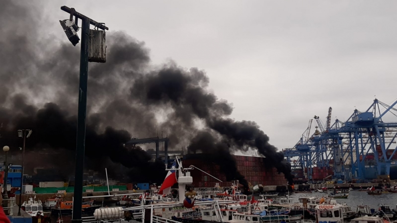 Pescadores regresan a la excaleta Sudamericana y queman neumáticos en señal de protesta