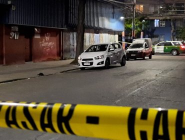 Dos mujeres fueron halladas muertas al interior de vehículo en Santiago Centro: habrían sido acribilladas