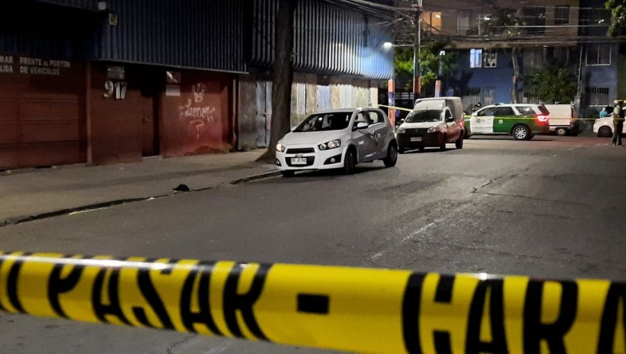 Dos mujeres fueron halladas muertas al interior de vehículo en Santiago Centro: habrían sido acribilladas