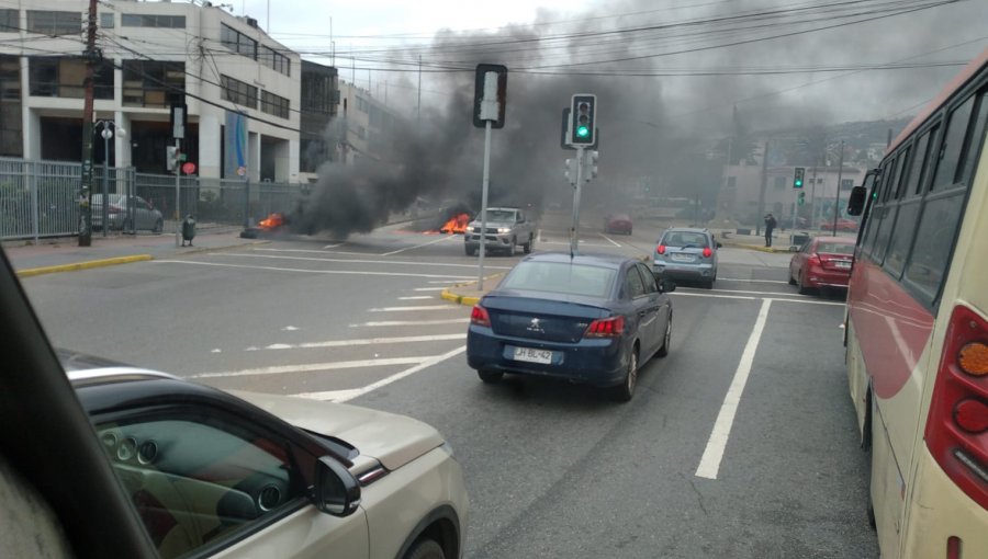 Barricadas fueron encendidas en el sector de Plaza Aduana en dirección al cerro Playa Ancha de Valparaíso.