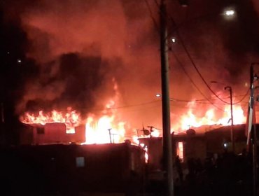 Gigantesco incendio en campamento de Antofagasta movilizó más de 100 voluntarios: El origen sería uso de velas