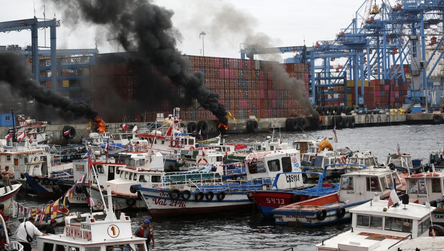 Abogado de pescadores de la ex Caleta Sudamericana acusa a delegado Martínez de “criminalizar” la protesta y pide su remoción