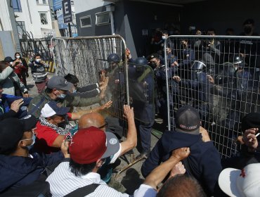 Pescadores de la excaleta Sudamericana increparon a gobernador marítimo por heridos con balines durante manifestaciones