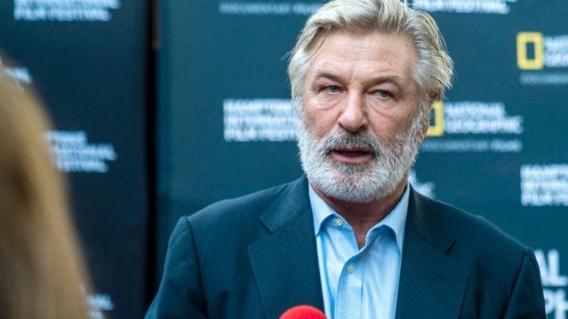 Alec Baldwin rompe el silencio tras matar accidentalmente a una directora de fotografía durante un rodaje