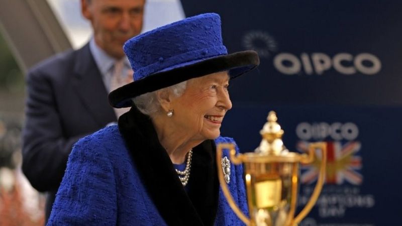La reina Isabel II regresa a su residencia tras pasar una noche en el hospital