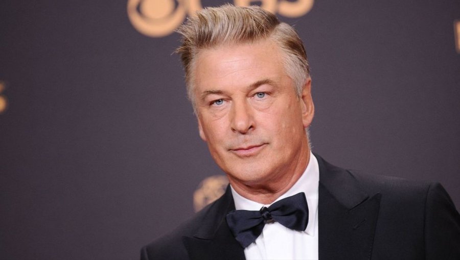 Alec Baldwin dispara arma de utilería en pleno rodaje de película y mata accidentalmente a una directora