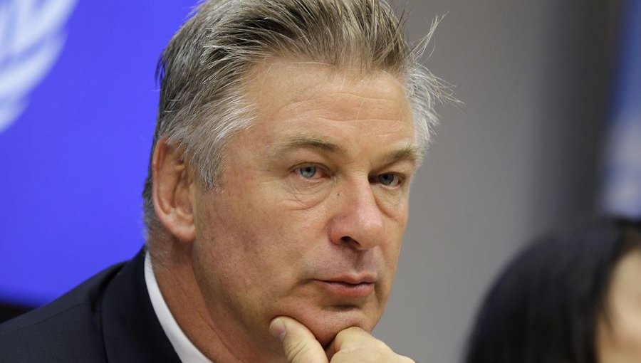 Alec Baldwin rompe el silencio luego de fatal accidente en set de grabación: “Mi corazón está roto”