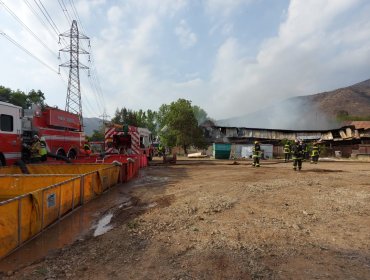 Incendio afectó a empresa de planchas de poliestireno en Huechuraba