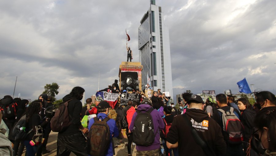 Nueva jornada de manifestaciones en alrededores de plaza Baquedano genera desvíos de tránsito