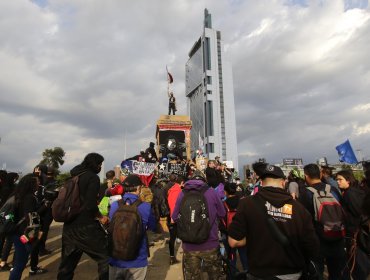 Nueva jornada de manifestaciones en alrededores de plaza Baquedano genera desvíos de tránsito