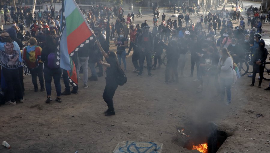 Una carabinera lesionada y al menos dos detenidos deja nueva manifestación en plaza Baquedano