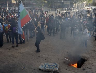 Una carabinera lesionada y al menos dos detenidos deja nueva manifestación en plaza Baquedano