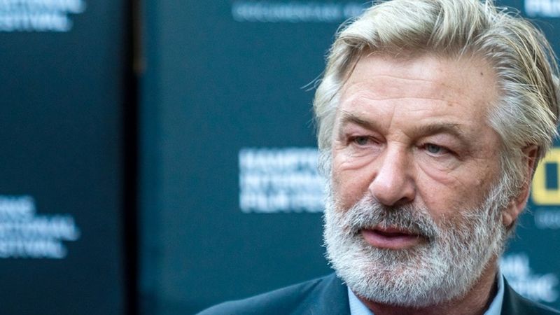 Los nuevos detalles sobre el accidente en el que Alec Baldwin mató a una directora de fotografía en un rodaje