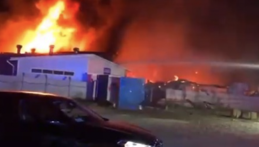 Incendio afecta a dependencias de la empresa Quillayes en Calera de Tango: preocupación por bodega de productos químicos