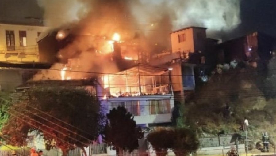 Seis viviendas consumió incendio en el cerro Las Perdices de Valparaíso: 14 damnificados