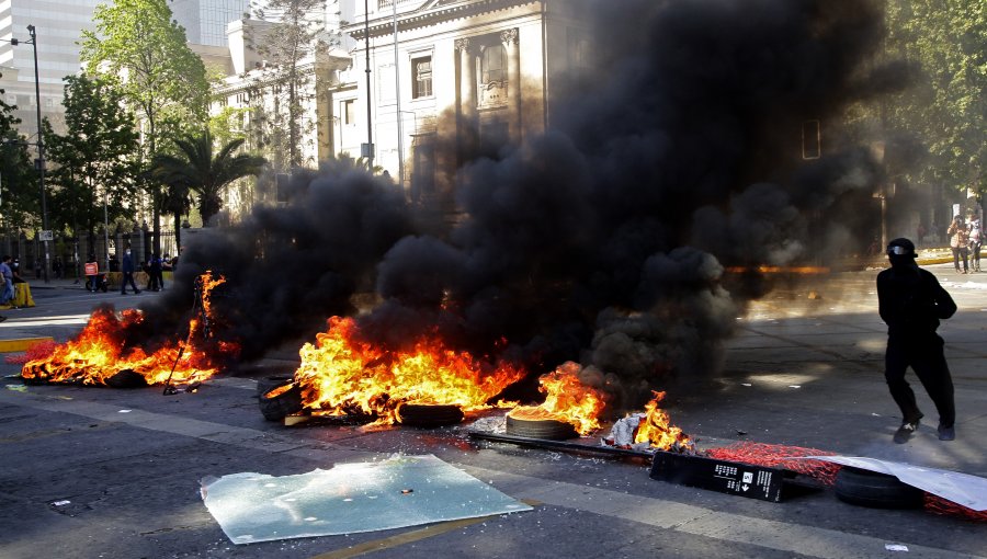 Manifestantes encienden barricadas y provocan desvíos de tránsito en inmediaciones de plaza Baquedano