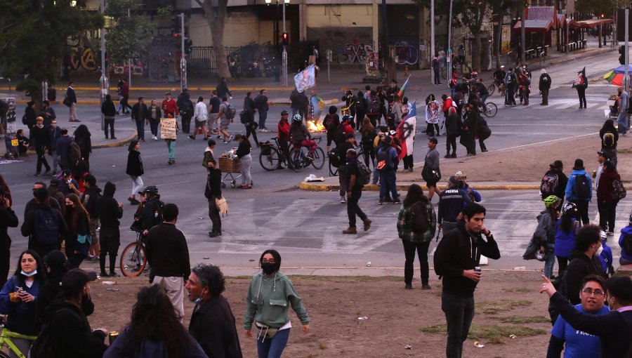Detenidos, saqueo a farmacia y barricadas dejan manifestaciones en inmediaciones de plaza Baquedano