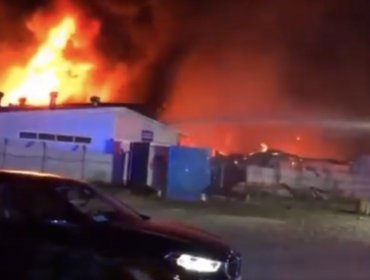 Incendio afecta a dependencias de la empresa Quillayes en Calera de Tango: preocupación por bodega de productos químicos