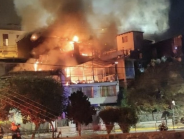 Seis viviendas consumió incendio en el cerro Las Perdices de Valparaíso: 14 damnificados