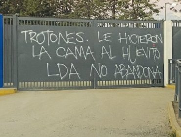 CDA apareció con duros rayados de hinchas de la U: Acusaron a jugadores de "hacerle la cama" al DT