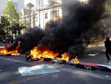 Manifestantes encienden barricadas y provocan desvíos de tránsito en inmediaciones de plaza Baquedano