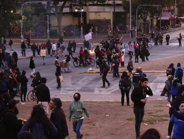 Detenidos, saqueo a farmacia y barricadas dejan manifestaciones en inmediaciones de plaza Baquedano