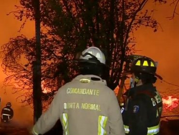 Gigantesco incendio consume fábrica de pallets en Pudahuel: Ya son 25 personas damnificadas