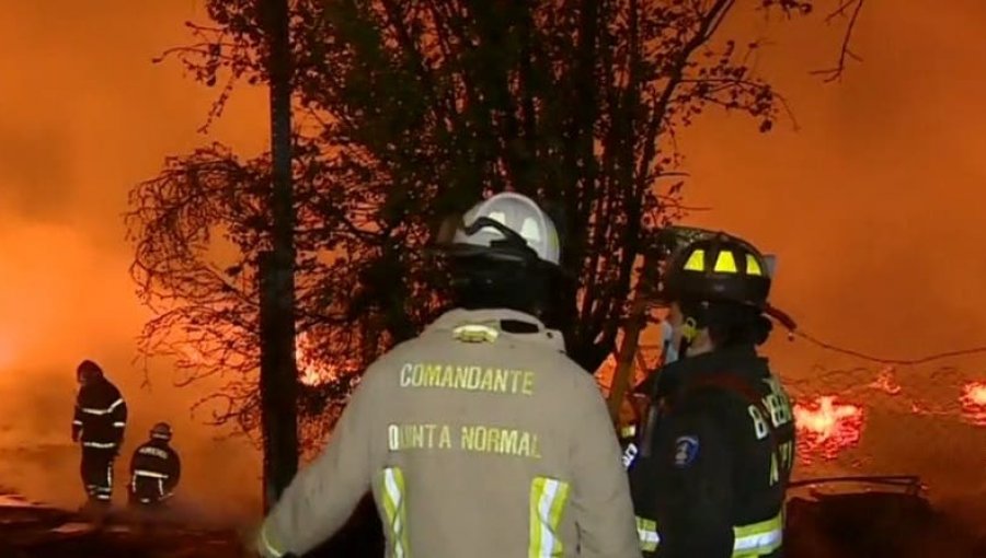 Gigantesco incendio consume fábrica de pallets en Pudahuel: Ya son 25 personas damnificadas