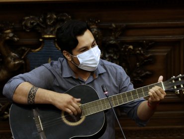 Constituyente Nicolás Núñez realizó su discurso de apertura con guitarra: citó a Chayanne y canto una canción