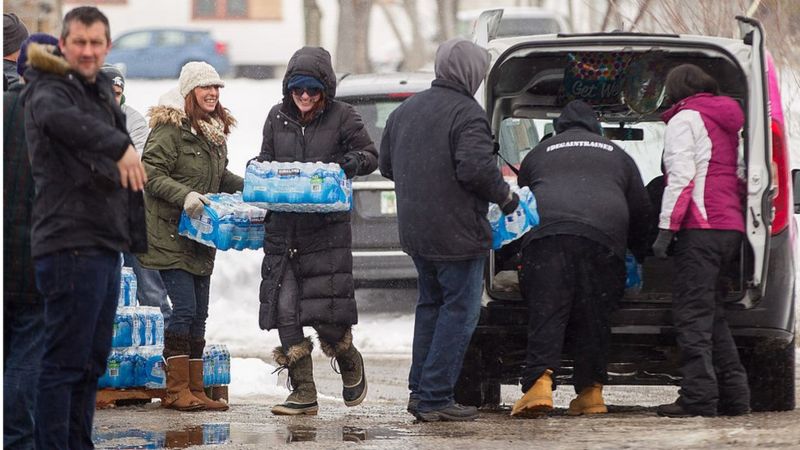 Benton Harbor: El lugar de Estados Unidos con el agua tan contaminada con plomo que no pueden usarla ni para lavarse los dientes