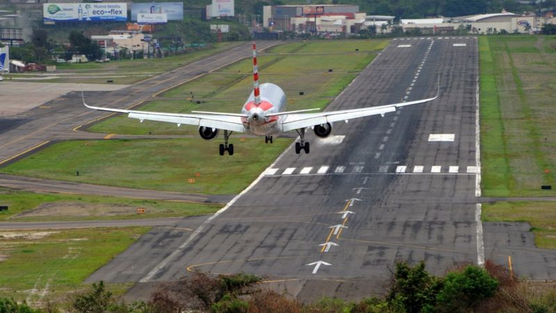 Qué aeropuertos están entre los más peligrosos del mundo y cómo el de Honduras está a punto de salir de la lista